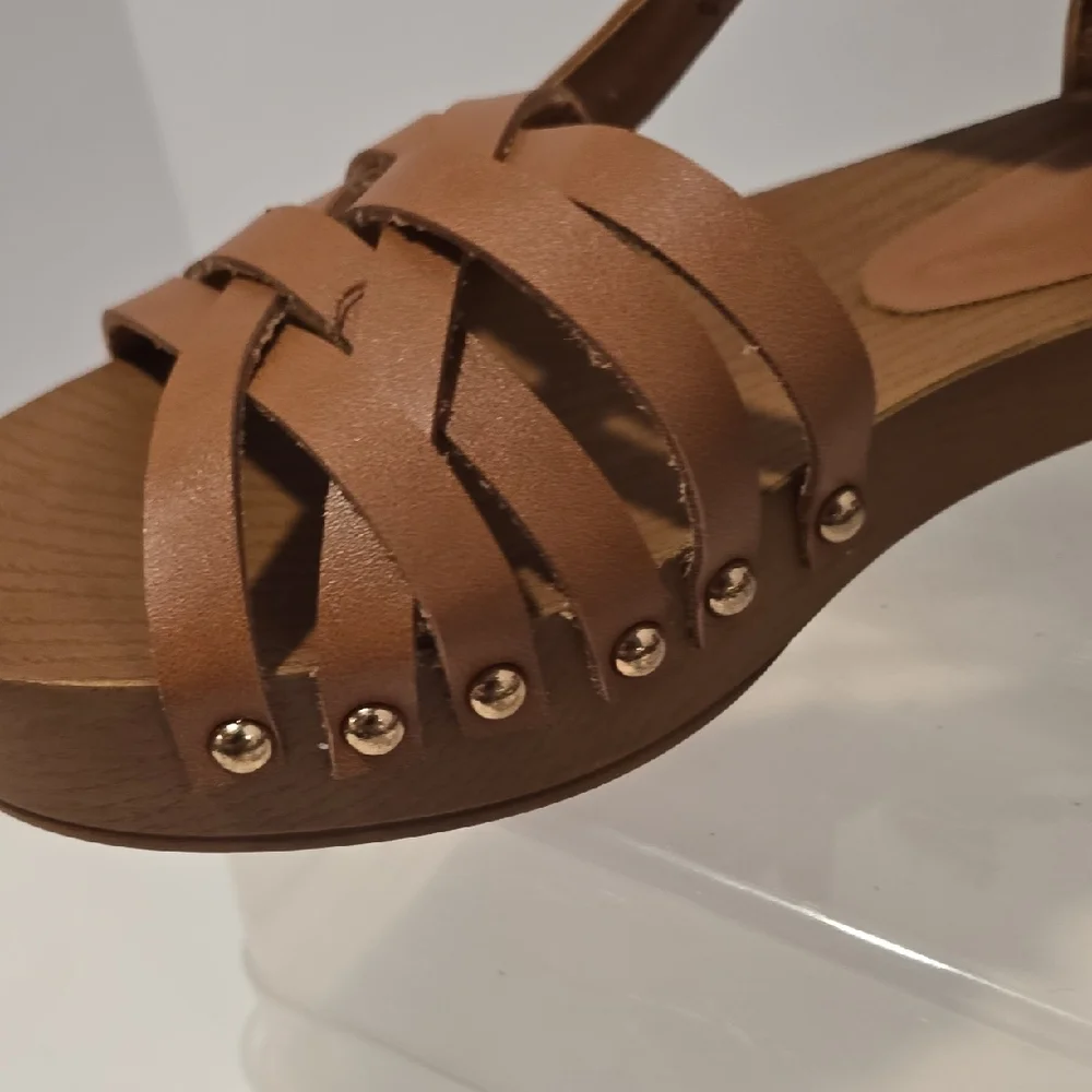 Dirty Laundry Tan Strappy Sandals